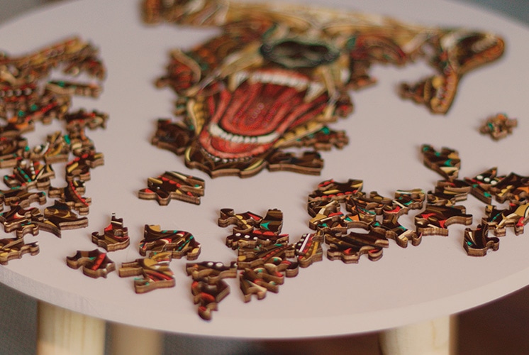 Egy medve formájú allatos fa puzzle kirakás közben.